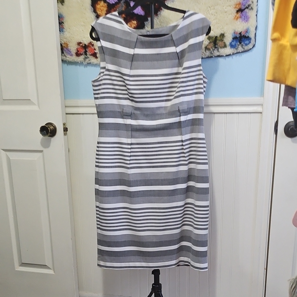 Calvin Klein Gray and White Sheath Dress with Cap Sleeves